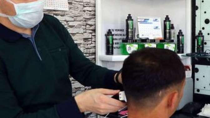 Saç tıraşını beğenmeyen müşteri 2 kişiyi bıçakla yaraladı