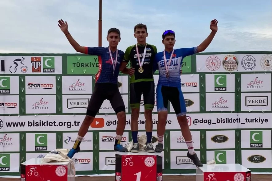 Sakarya'nın genç pedalları 42 madalyayla sezonu taçlandırdı
