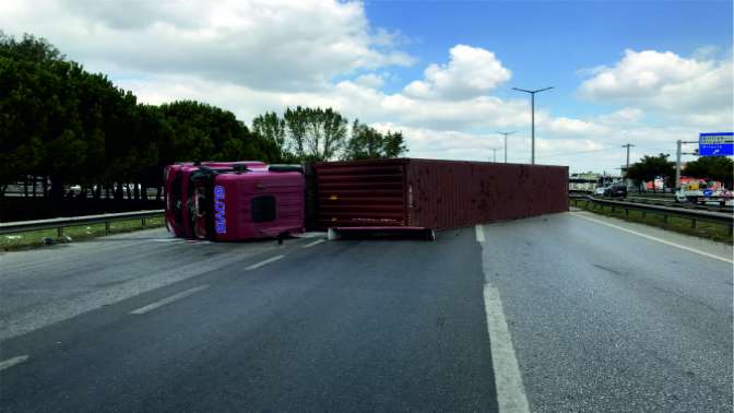 Sakaryada TIR devrildi: 1 yaralı