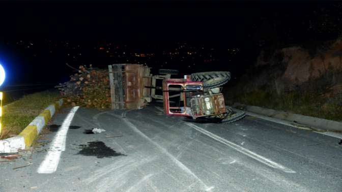 Sakaryada traktör devrildi: 2 yaralı