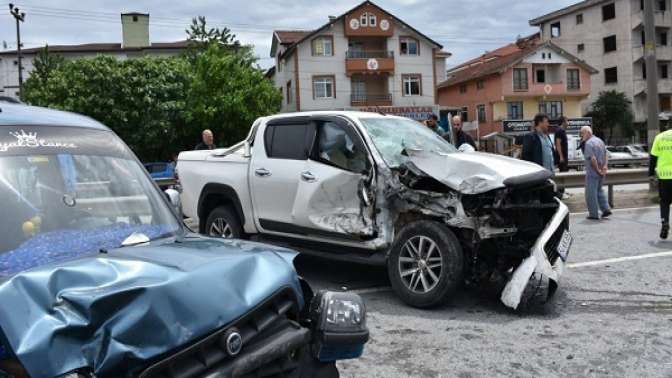 Sakaryada zincirleme trafik kazası: 6 yaralı