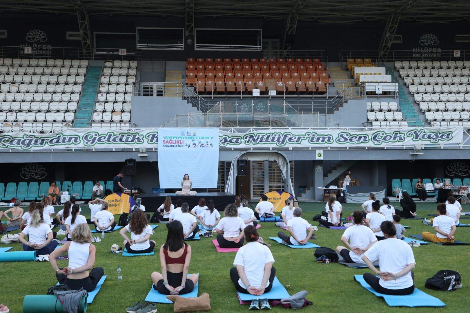 Sağlıklı yaşlanma için yoga yaptılar