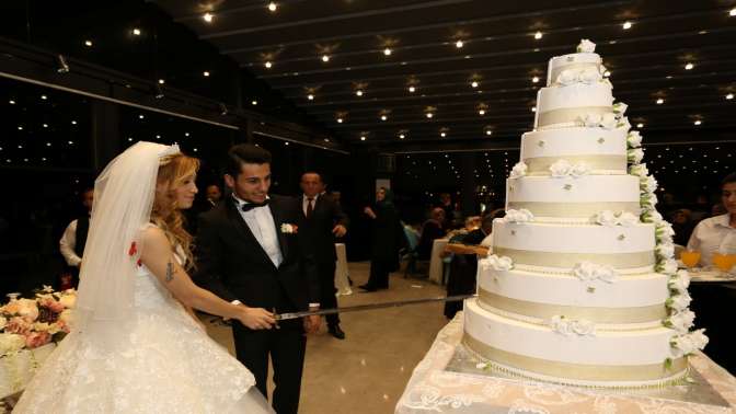 Şampiyonlar düğünü salon açtırdı