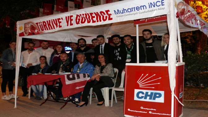 Sarıbay’dan gençlerin seçim standına ziyaret