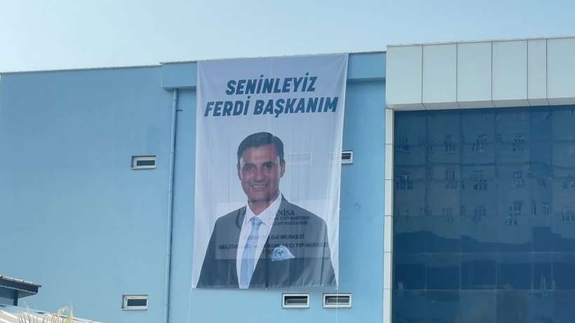 Seninleyiz Ferdi Başkanım” Pankartı Hastane Duvarına Asıldı