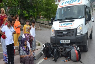 Servis aracı motosikleti altına aldı