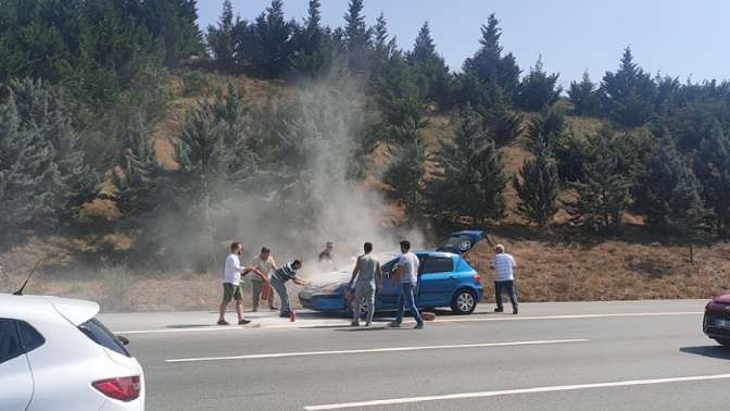 Seyir halindeki araçta çıkan yangın söndürüldü