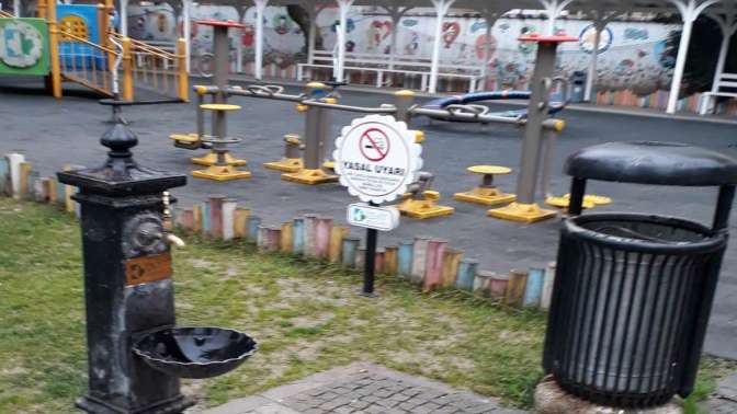 Sigara yasağı tabelaları parklarda