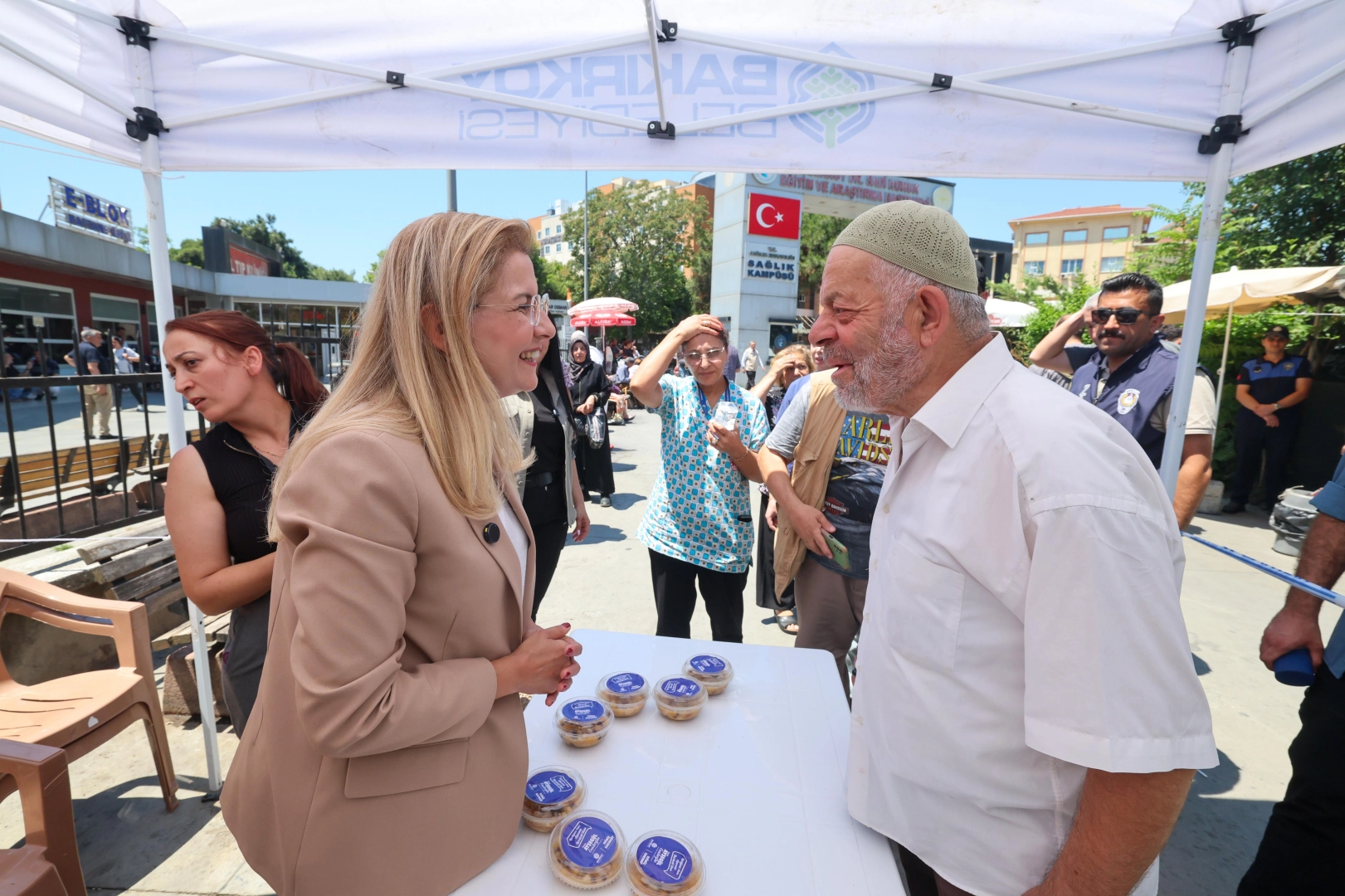 İstanbul Bakırköy'de binlerce kişiye aşure ikramı