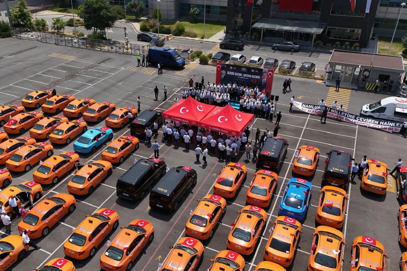 İstanbul'da 253 taksilik 'Demokrasi Konvoyu'