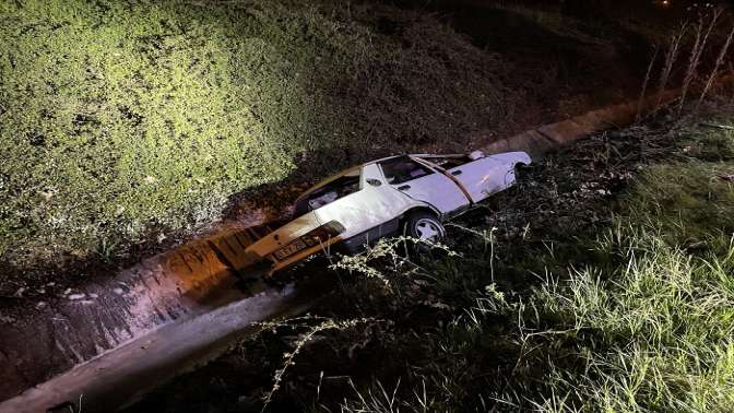 Su kanalına düşen otomobildeki 1 kişi yaralandı