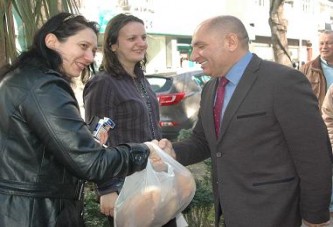 Tarhan, halka dokunuyor