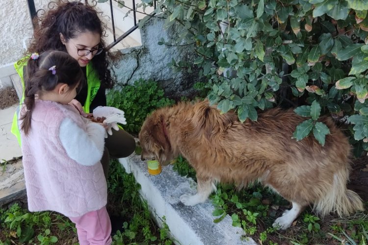 14 yaşındaki depremzede Ege'nin hayvanseverliği takdir topladı