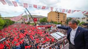 “45 YIL ÖNCE POSTALLI DARBECİLERİN YAPTIĞINI ŞİMDİ CÜBBELİ DARBECİLER YAPIYOR”