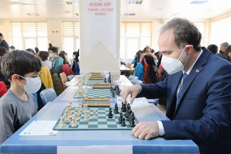 5 Şubat Satranç Turnuvasında ilk hamle Uslu'dan