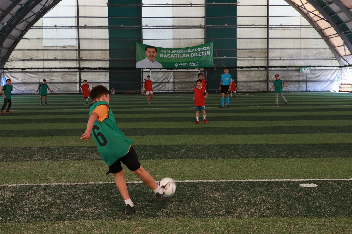 676 öğrenci sahada ter döküyor