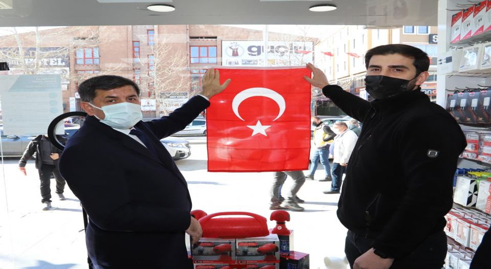 Erzincan'da esnaflara Türk Bayrağı