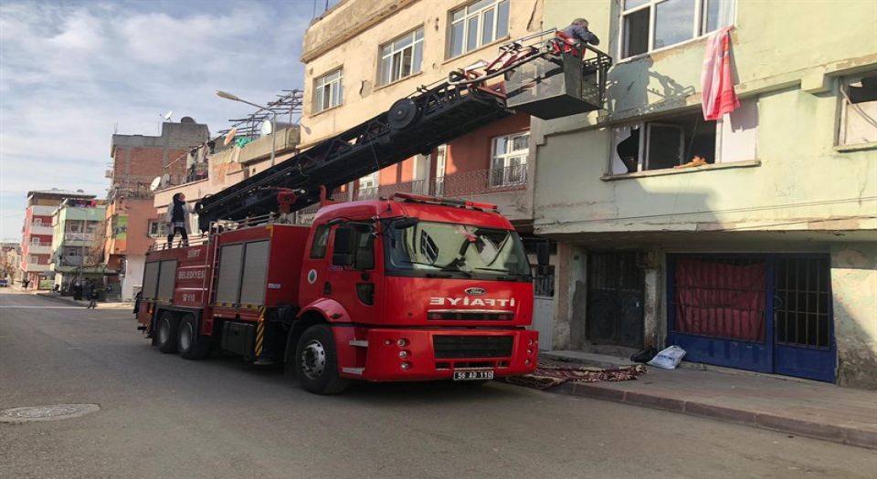 Siirt'te evde mahsur kalan çocuğu itfaiye ekipleri kurtardı