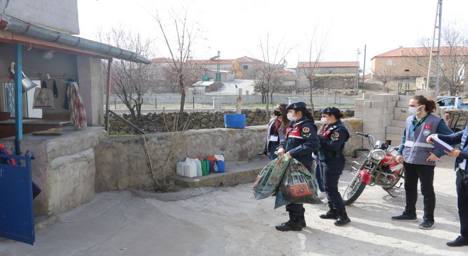 Aksaray Jandarma'dan ihtiyaç sahiplerine anlamlı yardım