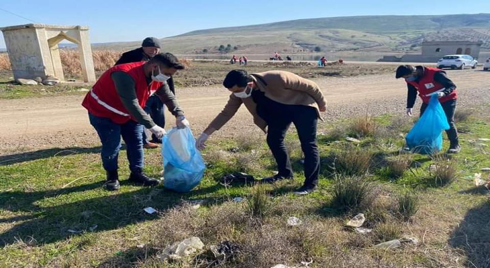 Kilis'te gönüllü gençler Seve Barajı'nda temizlik yaptı
