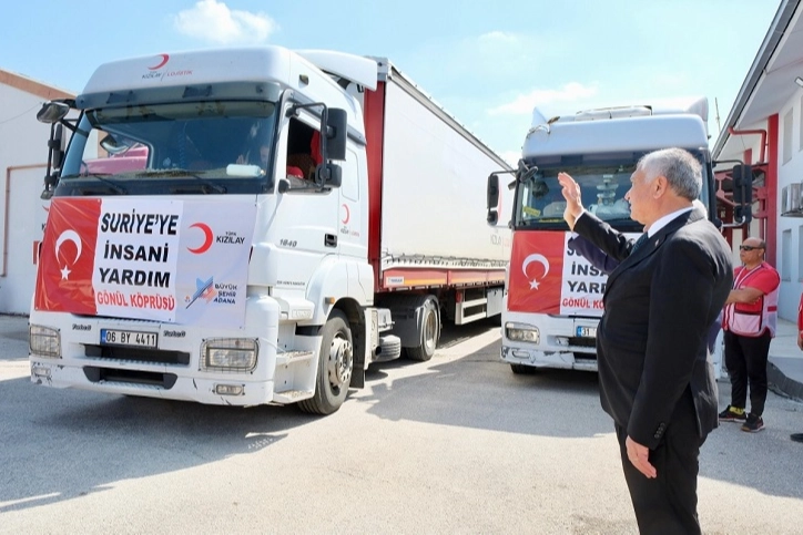 Adana Büyükşehir'den Suriye'ye 3 tırlık yardım