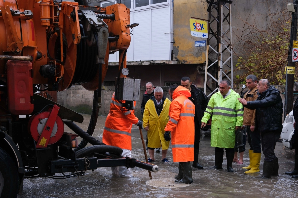 Adana Büyükşehir'den su baskınlarına anında müdahale