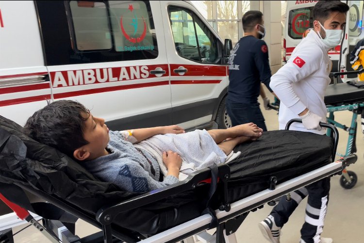 Adıyamanda damdan düşen çocuk hastanelik oldu 