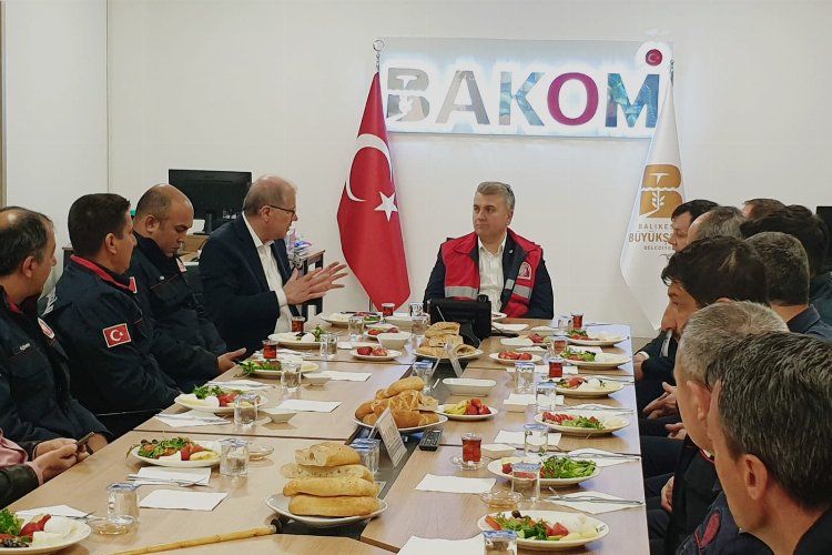 AK Partili Canbey, Balıkesir'de itfaiyecilerle sahur yaptı 