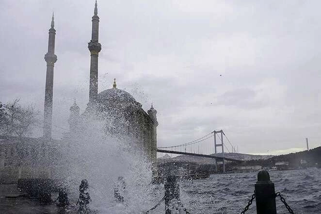 Akdeniz hariç kıyılarda yağış var... Marmara'ya kuvvetli rüzgar uyarısı