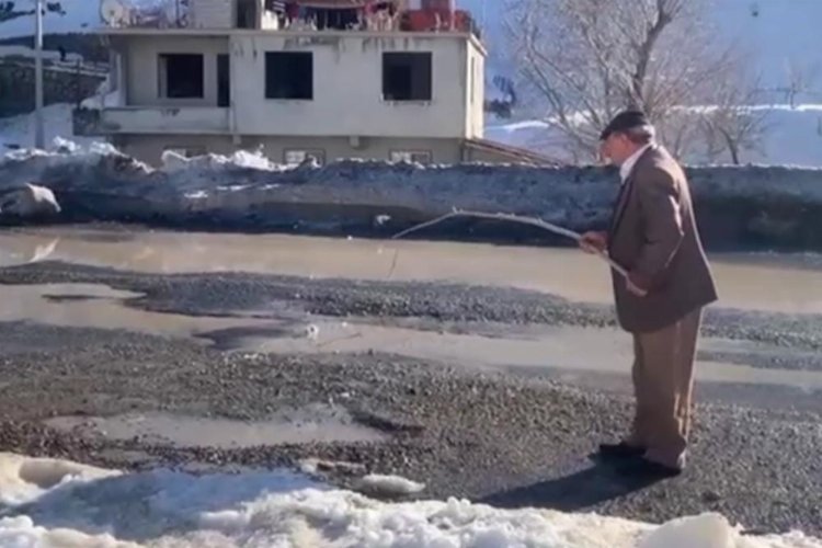 Çağlayancerit'te bozuk yola oltalı gönderme viral oldu