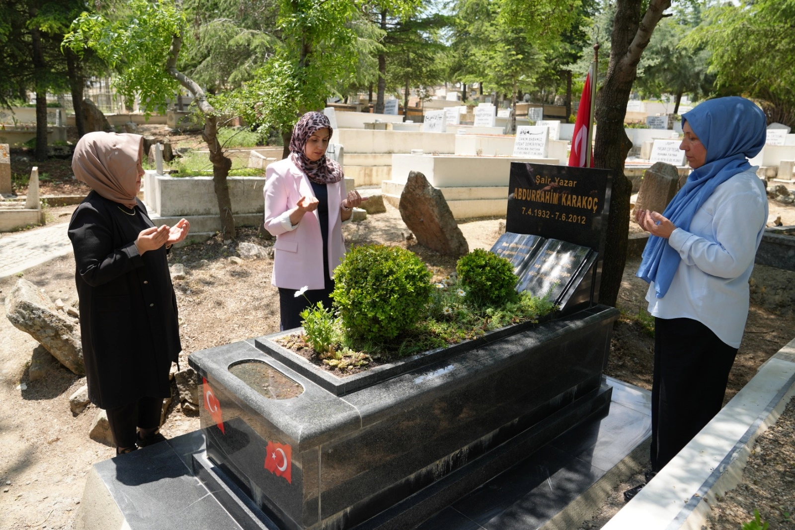 Ankara Keçiören'de Abdurrahim Karakoç'un kabri yenilendi