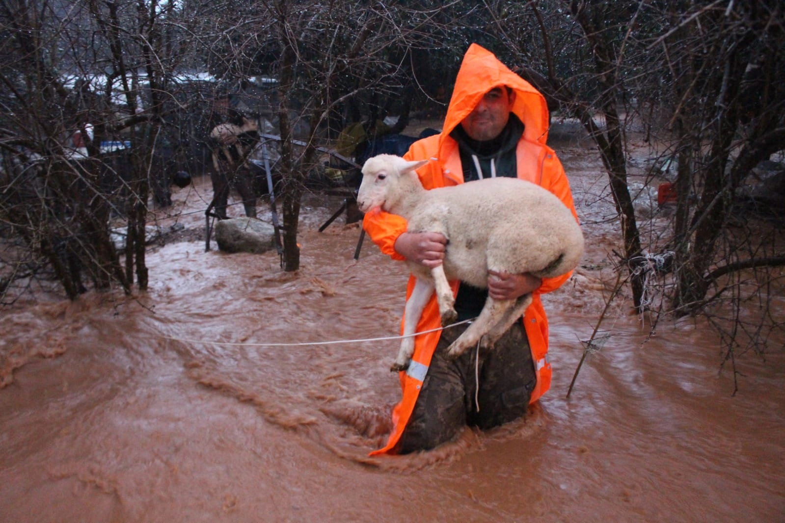 Antalya'da ekipler olumsuzluklara müdahale etti