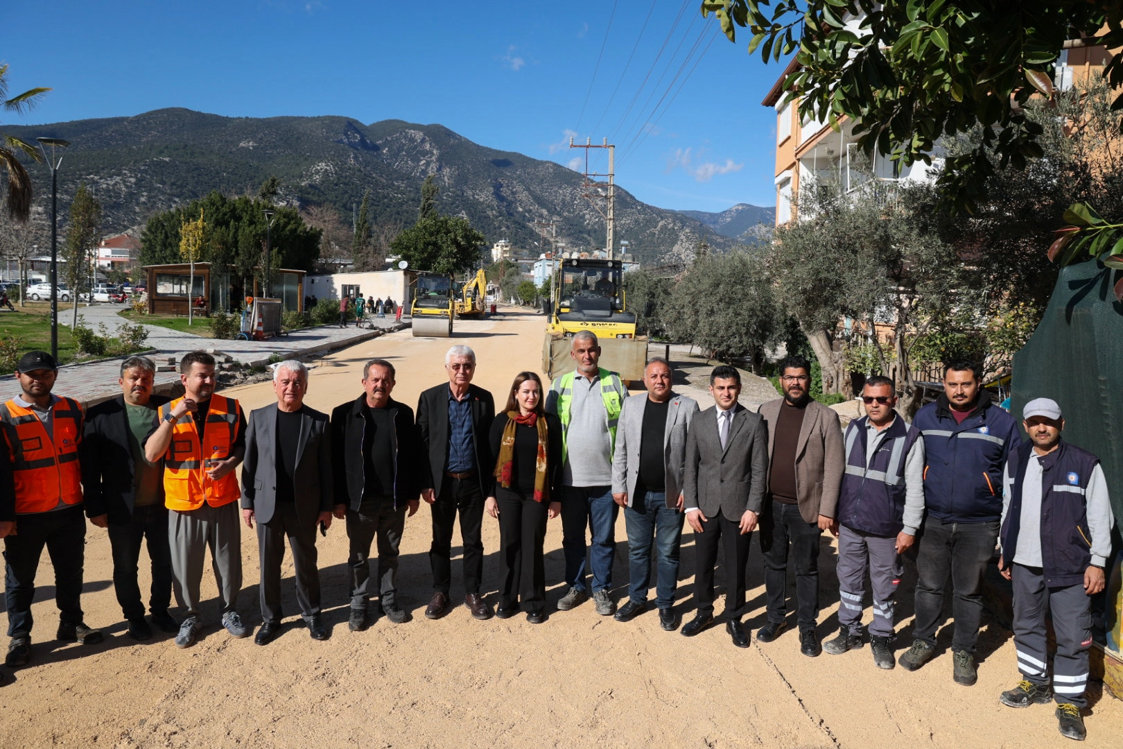 Antalya'da sıcak asfalt çalışmaları devam ediyor