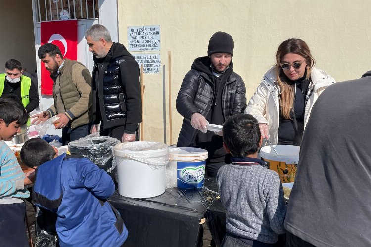 Aslı Hünel'den depremzedelere servis