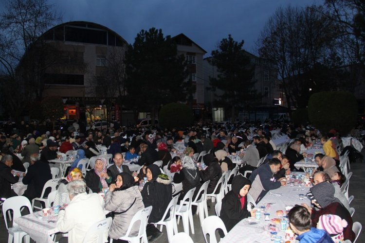 Ayar ailesi 1500 kişiyi iftarda ağırladı