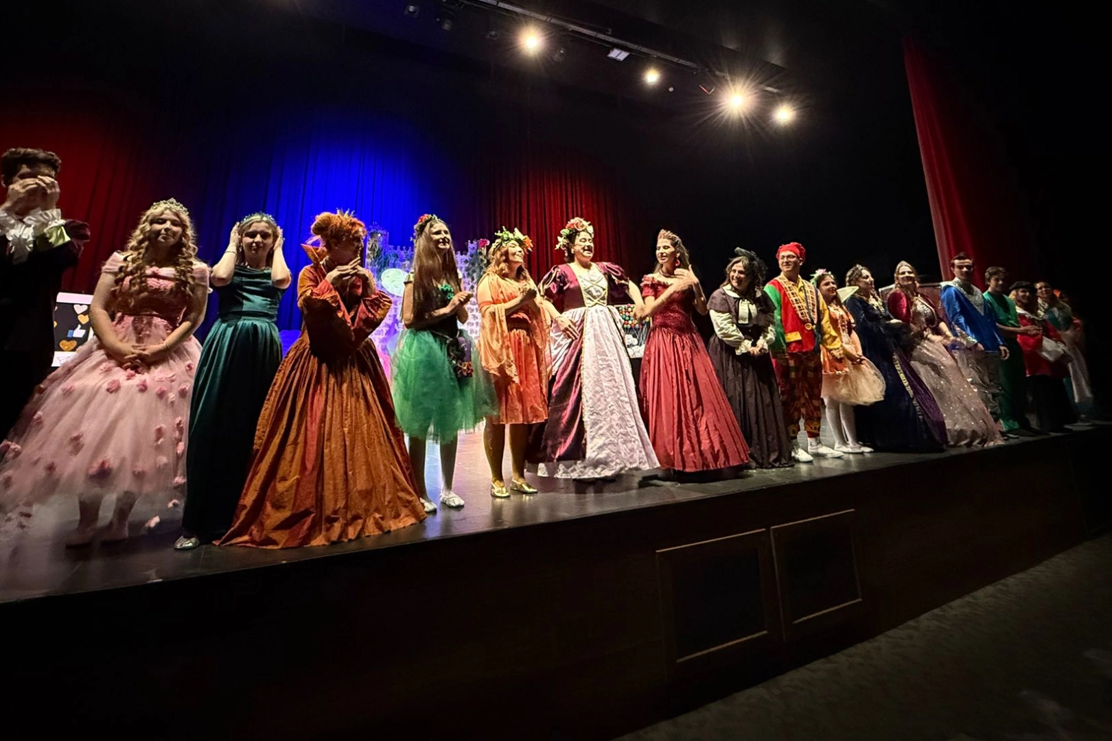 Çayırovalı genç tiyatrocuların performansı büyük alkış aldı