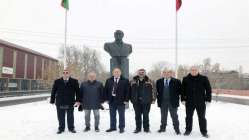 Azerbaycan heyetinden Aliyev’in anıtına ziyaret…
