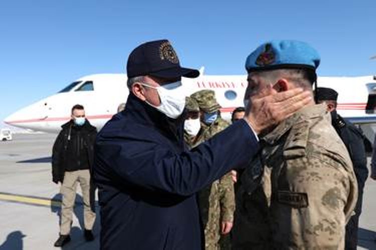 Bakan Akar'dan sınıra ziyaret 