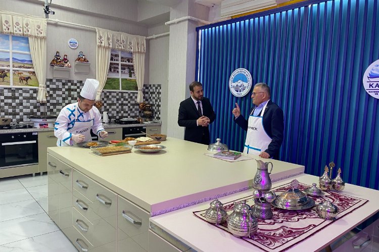 Başkan Büyükkılıç KAYMEK mutfağında hünerlerini sergiledi 