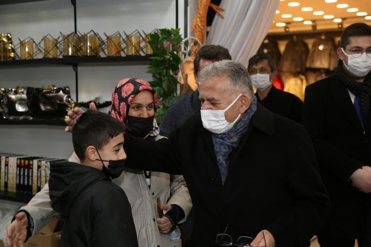 Başkan Büyükkılıç, Kayseri Köşk Sosyete Pazarı esnafını ziyaret etti 