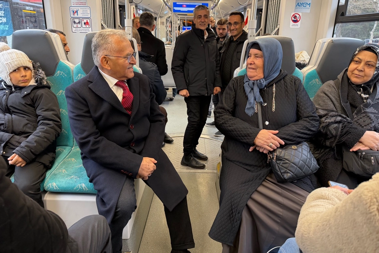 Başkan Büyükkılıç'tan Kayserililerle tramvay yolculuğu