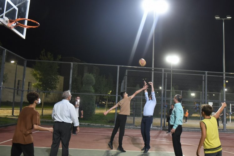 Bakan Kasapoğlu, gençlerle basketbol oynadı