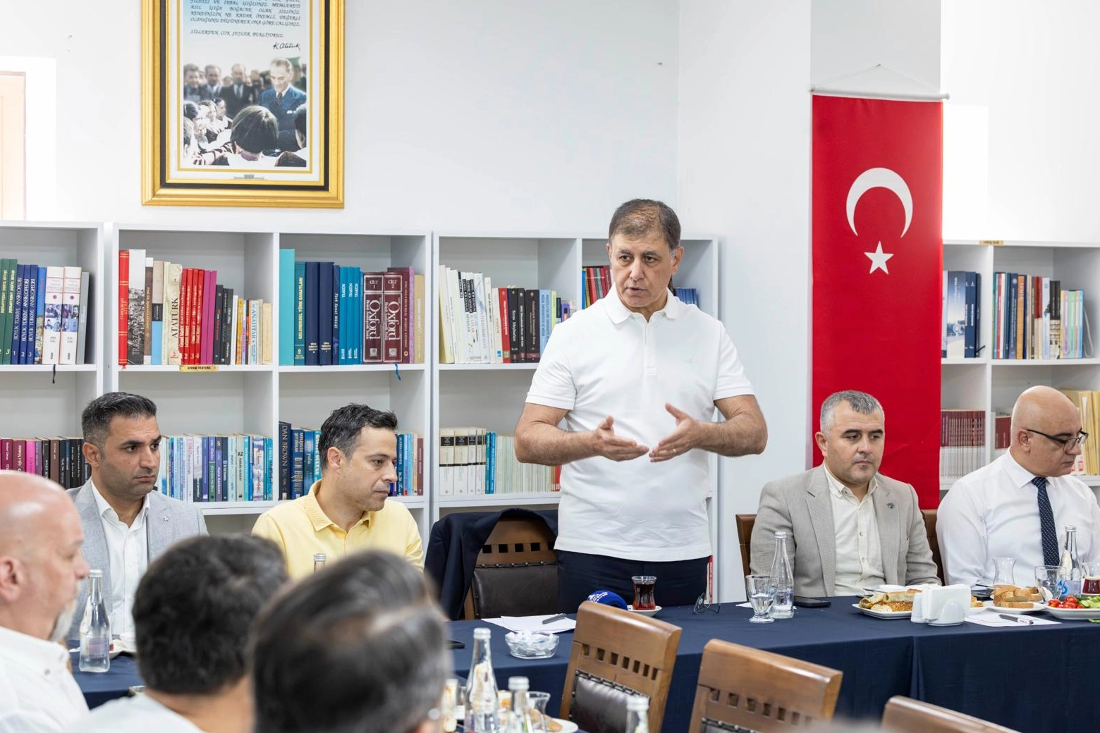 Başkan Tugay mesaisine Kemeraltı esnafıyla başladı... 