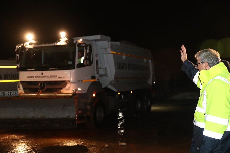 Başkan Yüce, Sakarya'da karla mücadele ekiplerini gece mesaisinde ziyaret etti 