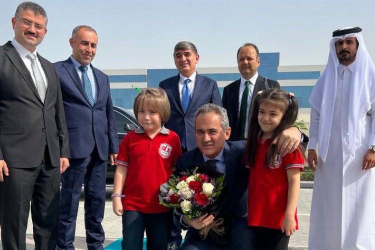 Bakan Özer'den Katar'daki Türk Okulu'na ziyaret