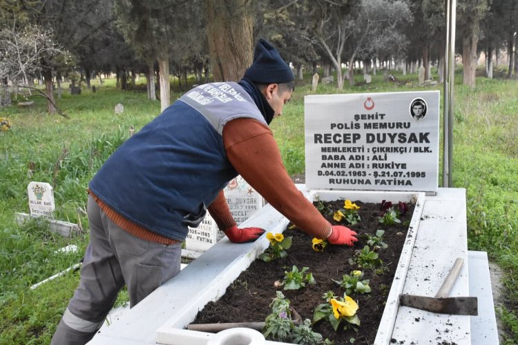 Balıkesir Edremit'te şehitliklere bakım yapıldı 