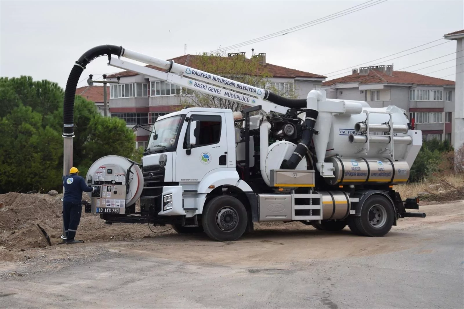 BASKİ’nin yeni vactorları sahaya indi
