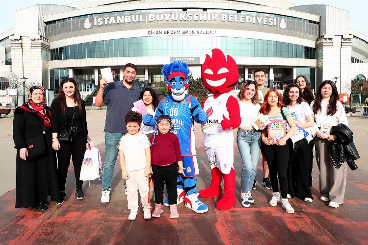 Basketbol maçına bilet yerine kitapla geldiler!