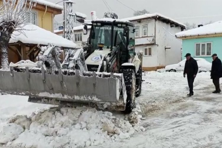 Bilecik Pazaryeri'nde kar küreme çalışmalarına hız kesmeden devam ediyor 