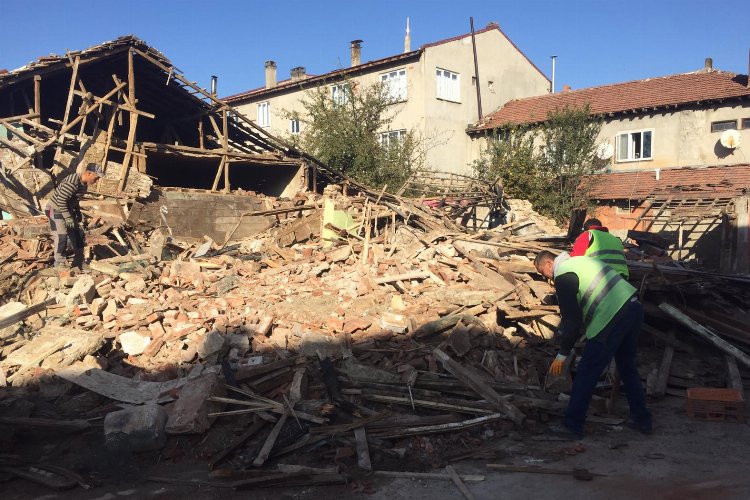 Bilecik Pazaryeri'nde metruk binalara yıkım